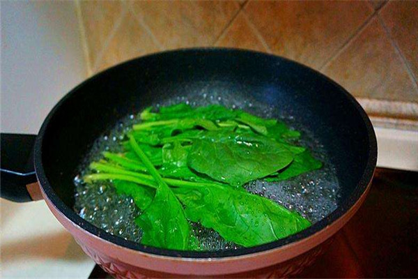 菠菜怎么煮出來(lái)又嫩又好吃，菠菜可以直接涮鍋嗎