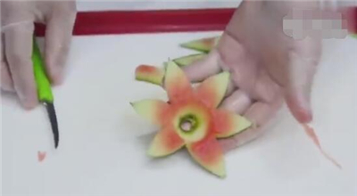 花式水果拼盤做法步驟 制作花式水果拼盤（圖文