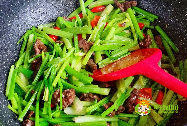 芹菜炒牛肉放老干媽嗎，芹菜炒牛肉要葉子嗎