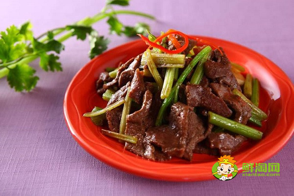 芹菜炒牛肉放老干媽嗎，芹菜炒牛肉要葉子嗎