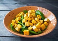 菠菜和豆腐能一起炒著嗎，菠菜豆腐炒著吃沒問(wèn)題對(duì)人體骨骼好