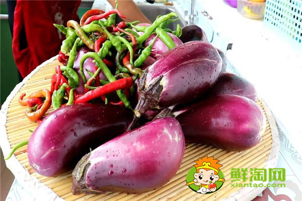 炒茄子又省油又不變黑的方法，學會了之后你炒的茄子更好吃