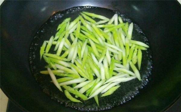 炒蘆筍要焯水嗎